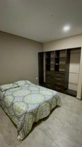 une chambre avec un lit et une commode dans l'établissement Cabaña Belmar House, à Puerto Salgar