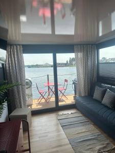 船屋附近的河景