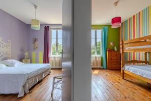 una camera con due letti e pareti colorate di Maison Les Marronniers a Montagne