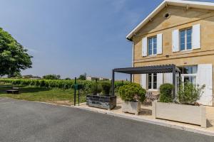 un edificio con fermata autobus di fronte di Maison Les Marronniers a Montagne