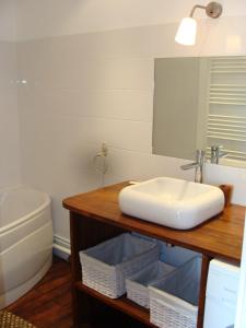 un bagno con lavandino, specchio e WC di Maison Les Marronniers a Montagne Altre 17 foto