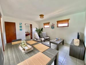 a living room with a table and a couch at Mar de Sol in Oranjestad
