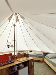 哈泽斯沃德多普Voedselbos Camping Koperwiek的帐篷里的帆船帆