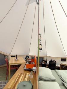 Voedselbos Camping Koperwiek客房内的一张或多张床位