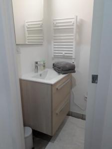 Un baño con lavabo, espejo e inodoro. en COSY CHIC - STAYHOME - Appart 2, en Quimper