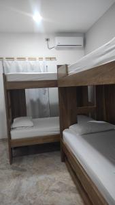 アルボレテスにあるCasa Verano Lupitaの二段ベッド2組が備わるドミトリールームで、もう1台のベッドが備わります。 +23枚の写真