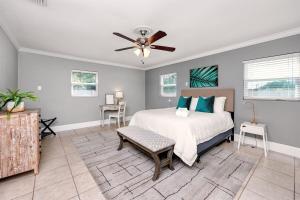 En eller flere senge i et værelse på La Salle Guest House