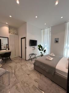 une chambre avec un lit, un bureau et une télévision dans l'établissement Tango Rooms, à Split