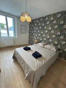 Postel nebo postele na pokoji v ubytování Le Belvédère - 9 min sanctuaires - 3 chambres - 2 salles de bain - Terrasse & vue panoramique