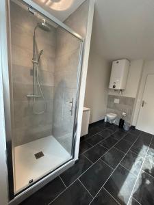 Koupelna v ubytování Le Belvédère - 9 min sanctuaires - 3 chambres - 2 salles de bain - Terrasse & vue panoramique + 17 fotografií