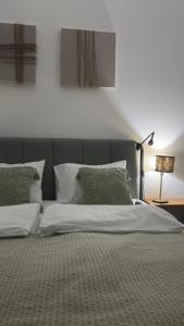 เตียงในห้องที่ Code3 Srebrno Jezero