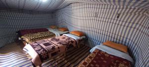 Postel nebo postele na pokoji v ubytování magical saharain camp
