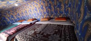 Postel nebo postele na pokoji v ubytování magical saharain camp