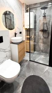un bagno con wc, lavandino e doccia di Apartament Cichy na parterze Mrągowo a Mrągowo