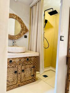 梅尔祖卡Merzouga Comfortable Camps的浴室里有洗手池和镜子