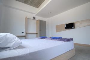 Кровать или кровати в номере Bed-room at Suvarnabhumi Airport -SHA-