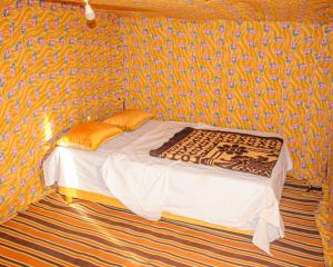 Postel nebo postele na pokoji v ubytování magical saharain camp