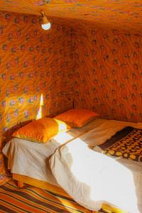 Postel nebo postele na pokoji v ubytování magical saharain camp + 20 fotografií