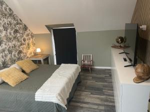 Postel nebo postele na pokoji v ubytování Maison avec piscine 3 chambres + 24 fotografií
