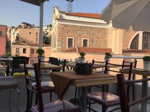 un patio con mesas y sillas y un edificio en Sunrise Istanbul Suites, en Estambul