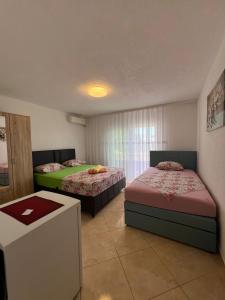 Postel nebo postele na pokoji v ubytování Apartments Edona
