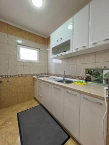 Kuchyň nebo kuchyňský kout v ubytování Apartments Edona + 17 fotografií