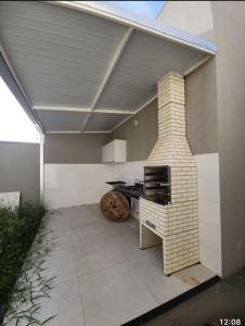 ロンドノポリスにあるSunflower residential house for rentのレンガ造りの暖炉とテーブルのある建物