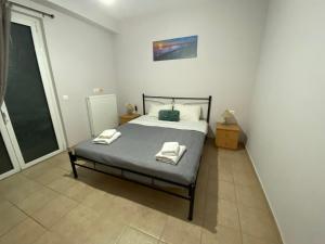 une chambre avec un lit avec deux serviettes dessus dans l'établissement Anna's apartment, à Ayiá