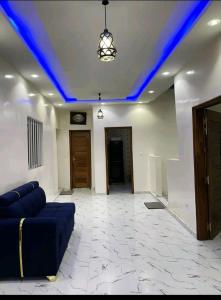 Rufisqueにあるndiare ndiaye 2 chambres , salon , cour et garage villaのリビングルーム(天井に青い照明付)