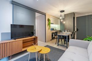 Uma televisão e/ou sistema de entretenimento em Corazón Stgo Estilo Puro