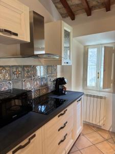 a kitchen with a black counter top and a sink at A casa di Mimma in Acquasparta