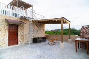 une terrasse avec un escalier, un canapé et une table dans l'établissement Cartagena Apartamento, à Carthagène des Indes
