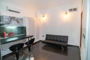 une salle d'attente avec un fauteuil en cuir et un comptoir dans l'établissement Cartagena Apartamento, à Carthagène des Indes