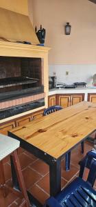 Un restaurante u otro lugar para comer en Accommodation-House in Asunción
