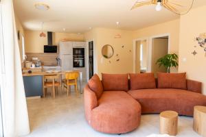 a living room with a couch and a kitchen at Chez Hamou & Julie in Digne-les-Bains