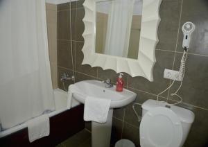 Ένα μπάνιο στο Apartamentos de las Heras +17 φωτογραφίες