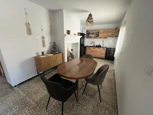 ein Esszimmer mit einem Holztisch und Stühlen in der Unterkunft Casa Milamaria in María