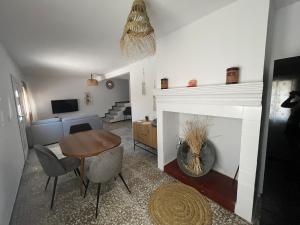 ein Wohnzimmer mit Tisch und Kamin in der Unterkunft Casa Milamaria in María