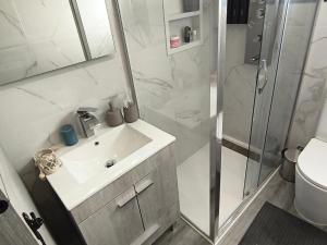 a bathroom with a sink and a shower at Vivenda Terinho in Barcelos +26 photos