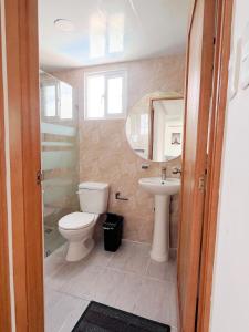 Ένα μπάνιο στο Cozy family apartment