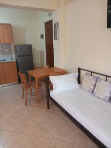 Η κουζίνα ή μικρή κουζίνα στο efihouse +75 φωτογραφίες