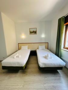two beds in a small room at Residencial Pimenta ,Portimao,Algarve in Portimão