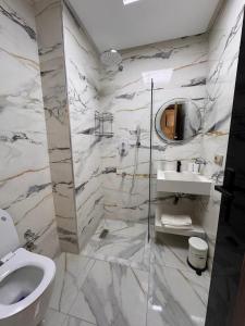 Bel appartement face là mer في القنيطرة: حمام أبيض مع مرحاض ومغسلة