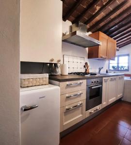 Cucina o angolo cottura di A painting for each window with AIR CONDITIONING!