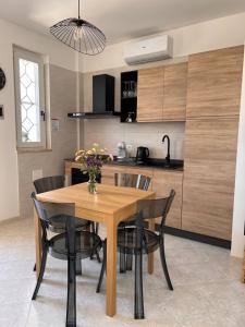 Una cocina y un comedor con mesa y sillas de madera. en Stella di Mare, en Torre Canne 27 fotos más