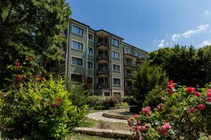 Family Suite One-Bedroom with Kitchen في ساينت قسطنطين وهيلينا: عماره فيها ورد في حديقه +10 صور