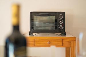 TV a/nebo společenská místnost v ubytování Appartamento a pochi passi dalla spiaggia