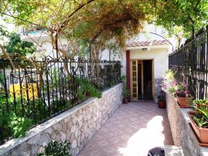 einen schmiedeeisernen Zaun vor einem Haus in der Unterkunft Casa mia in Calatabiano