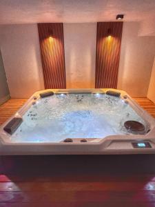 埃斯特角城Torre Tressesenta - Piso 13 4pax的酒店客房内的按摩浴缸 更多56张照片