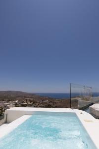 basen z widokiem na ocean w obiekcie White Curves Santorini w Akrotiri